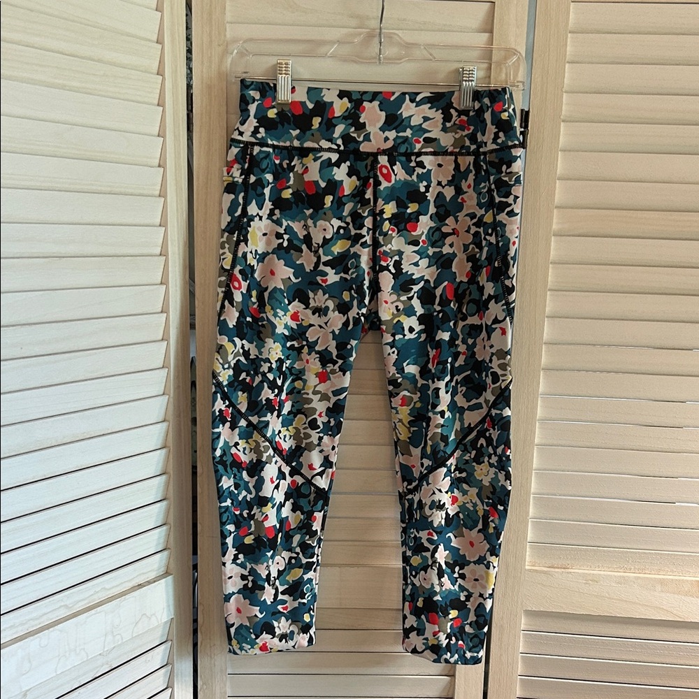 Floral Patterned Capri Leggings